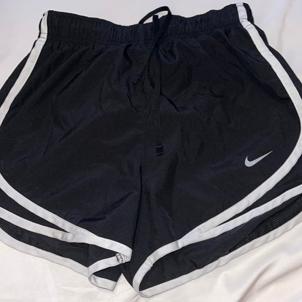 WOMEN NIKE DRI-FIT SHORTS!! SIZE: xs/ great condition/ barely worn!
